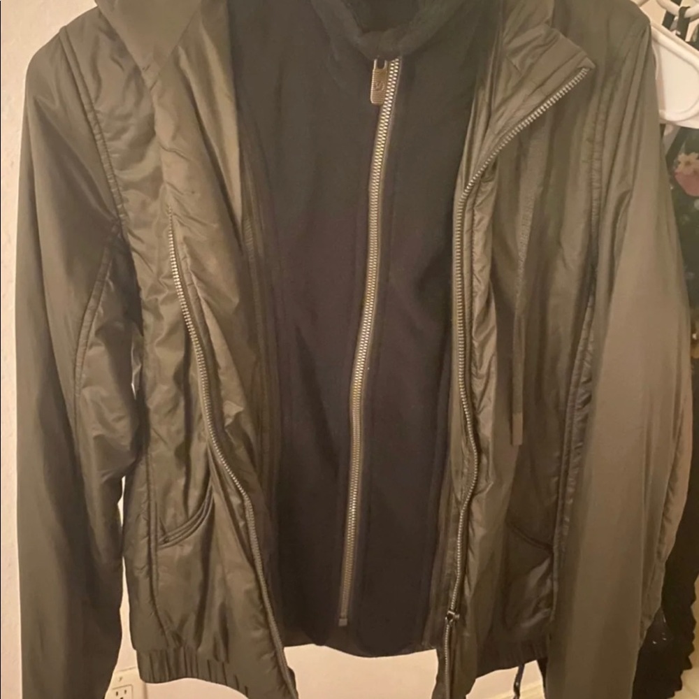 Lululemon rain jacket size 6